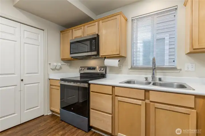 Newer stove, dishwasher & faucet