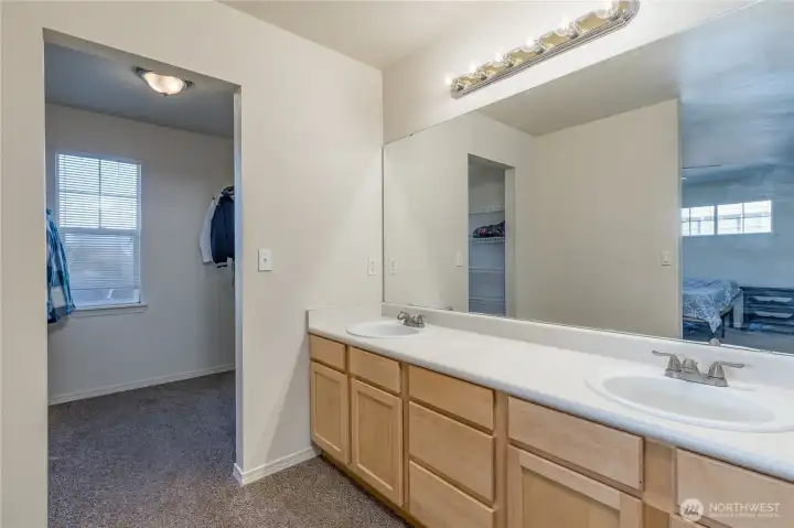 Dual sinks and walk-in closet