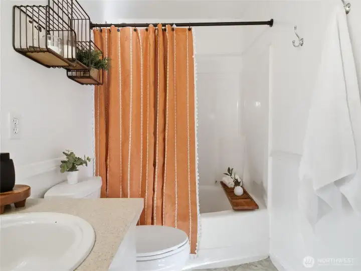 primary en suite w/ large soaking tub