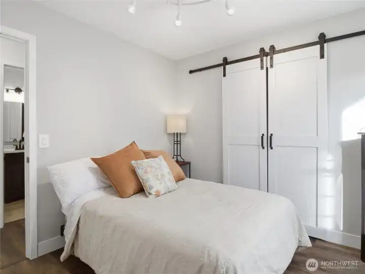 2nd bedroom with barndoors