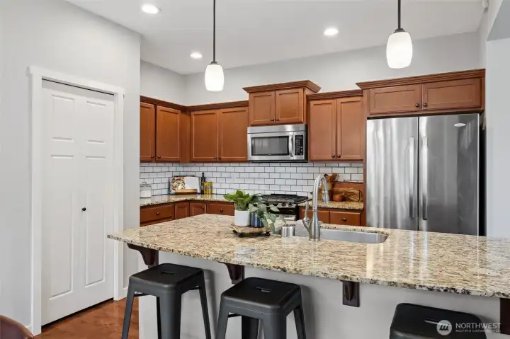 Kitchen features granite counters and stainless steel appliances.