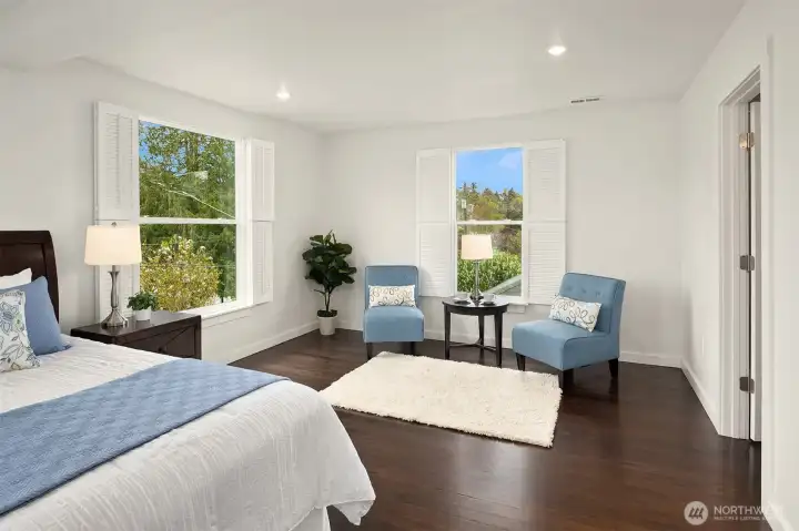 The large, East-facing primary bedroom bring in great morning light, with en suite bathroom and walk-in closet.