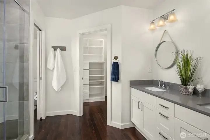 The large, East-facing primary bedroom bring in great morning light, with en suite bathroom and walk-in closet.