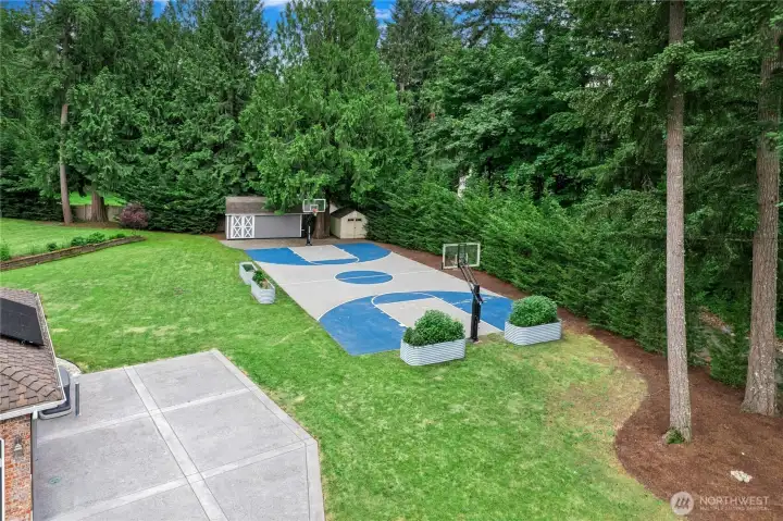 Court with 2 outbuildings for storage/workshop