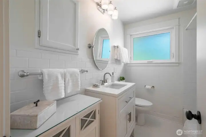 Full bathroom on main. Full bathroom on main.