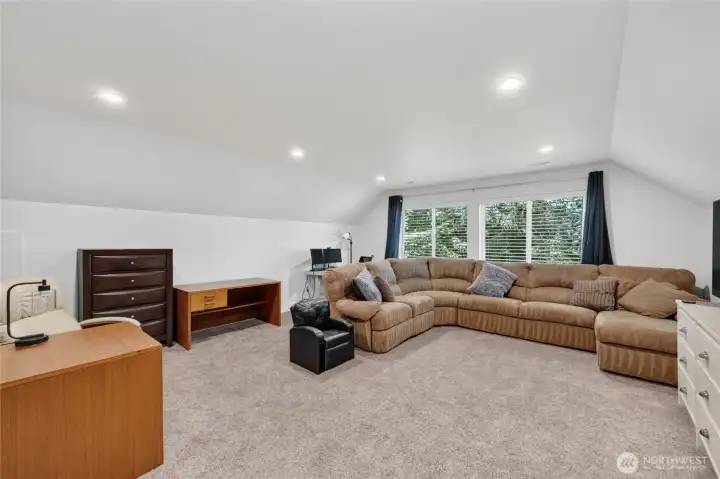 Huge bonus room.