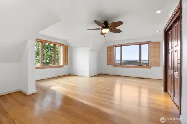 Large 3rd floor bedroom - Commencement Bay Views