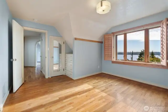 3rd floor bedroom - Commencement Bay Views