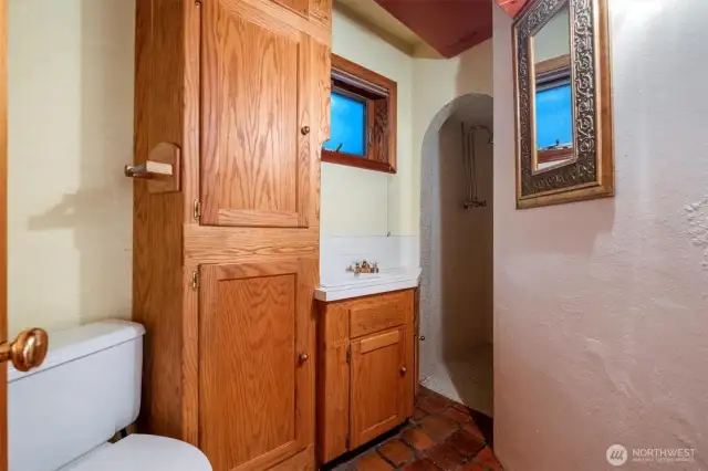 Lower floor 3/4 bathroom