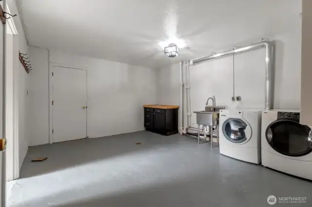 2nd laundry room on lower floor