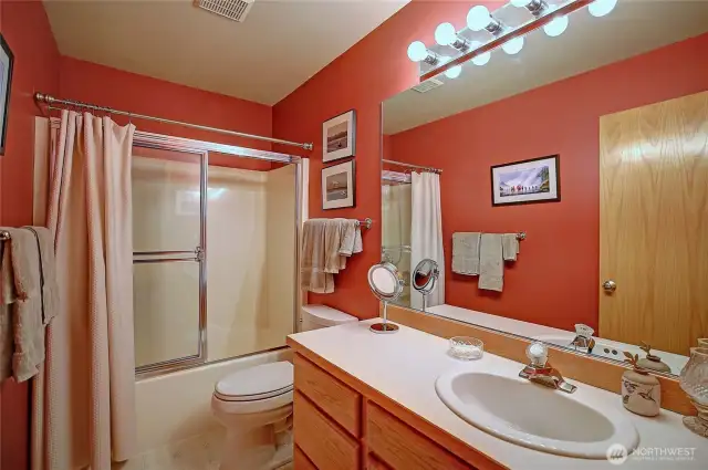 Guest Bath on Main Floor~