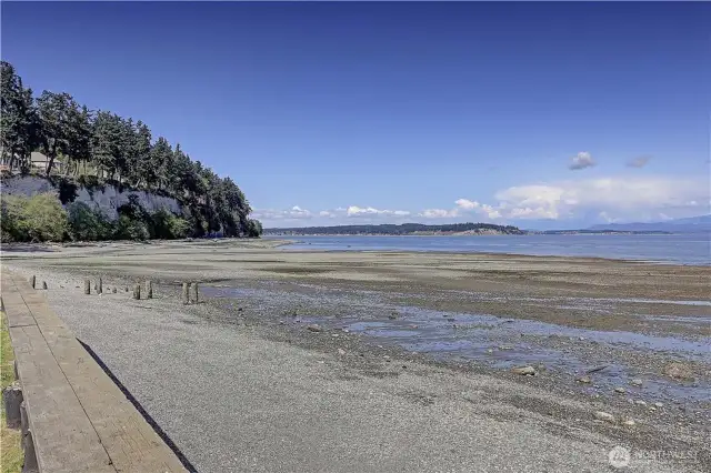 Steps from your Home; Great for Crabbing, Beachcombing, Paddling or Swimming~