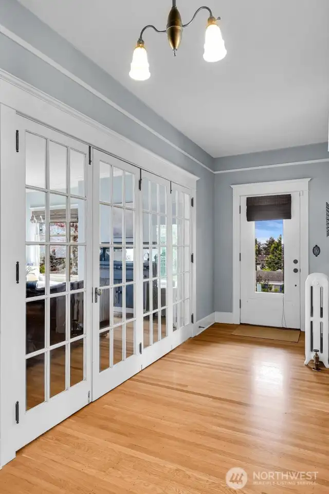 The foyer is classy and inviting.