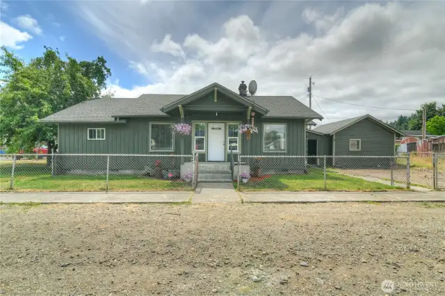 Welcome to Bucoda! Single story living on 4th Ave.