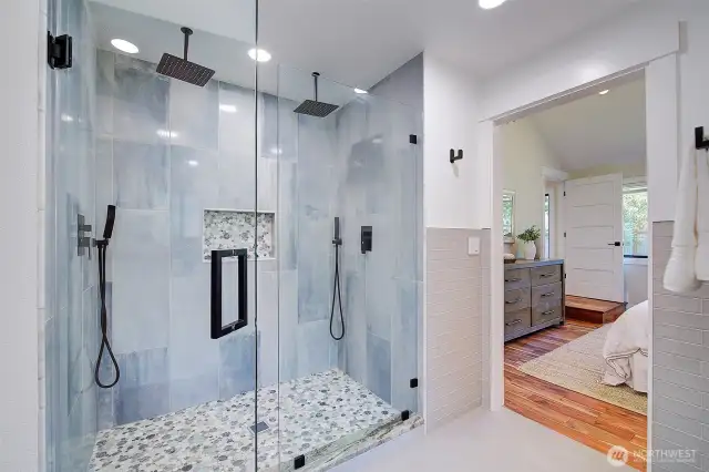 Nicely appointed 5 piece bath with spa like finishes