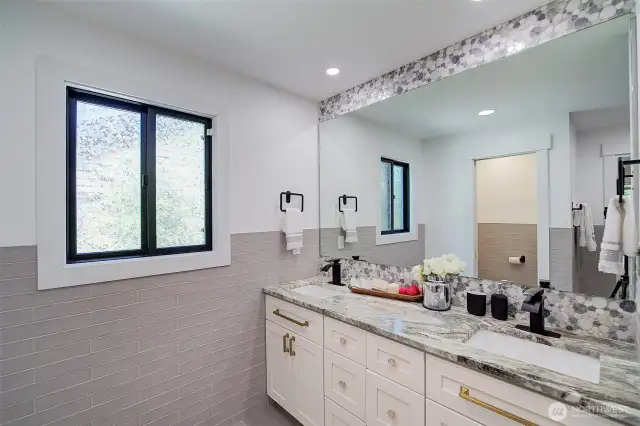 Nicely appointed 5 piece bath with spa like finishes