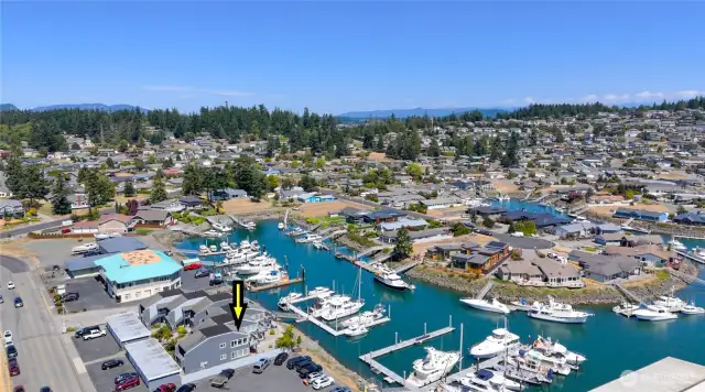 Top floor, corner unit, waterfront living.  You can see your boat from your balcony.  Only steps away from the water.