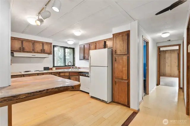 Kitchen & Bar