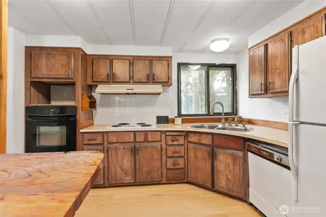 Kitchen w lots of capinets
