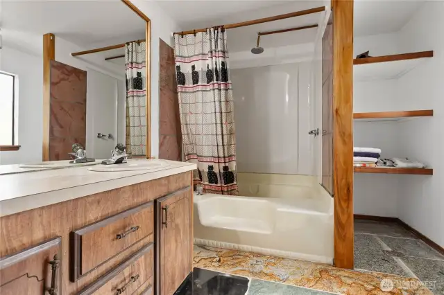Primary Ensuite w Walk in Closet
