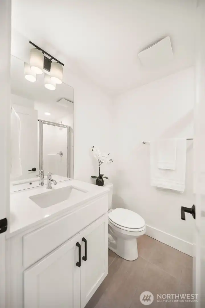 Lower level 3/4 bathroom