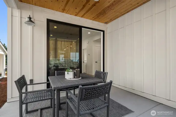 Covered patio with natural gas hook up for your grill!