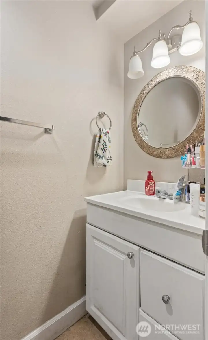 Unit B Upstairs Bath