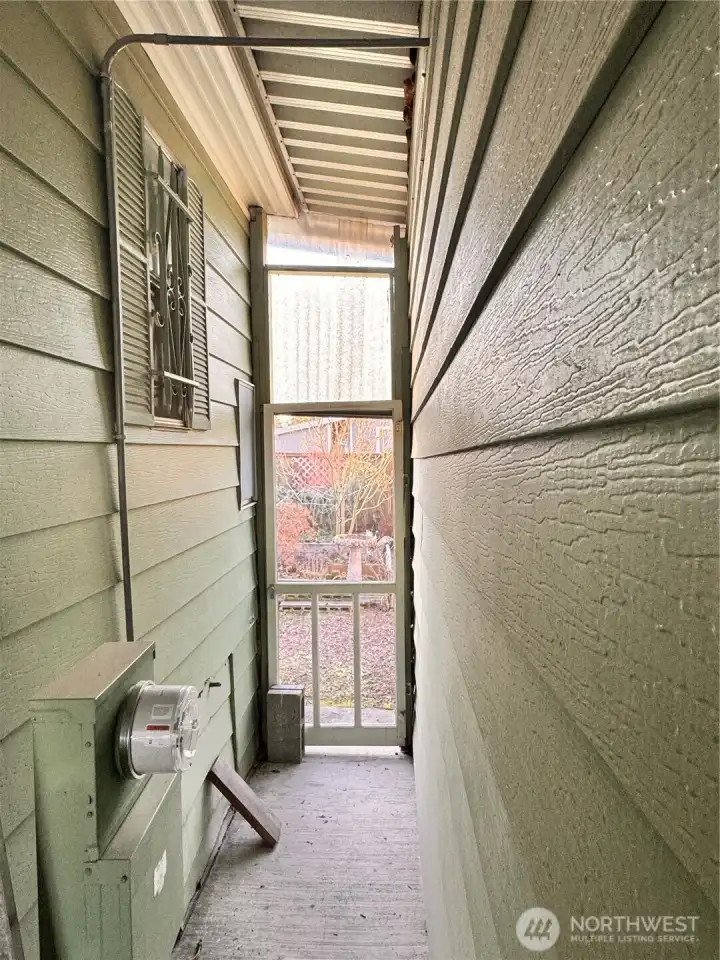 Access to the garden from the carport