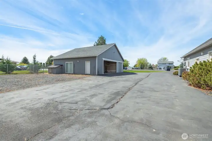 RV/Boat prkg, dog run & heated dog house