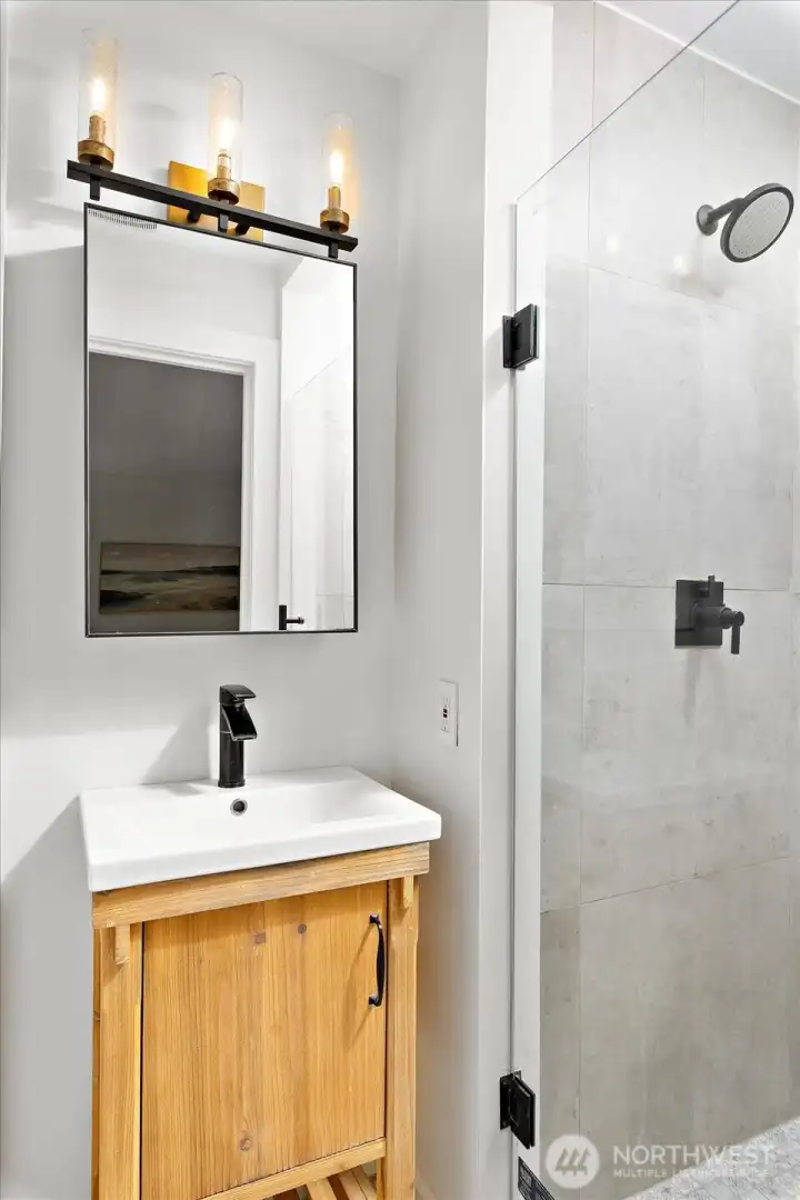 Main floor 2nd bedroom ensuite 3/4 bath Main floor 2nd bedroom ensuite 3/4 bath
