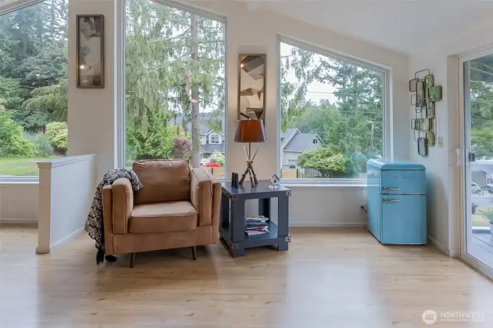 vaulted ceilings, light pouring in, stunning views! vaulted ceilings, light pouring in, stunning views!