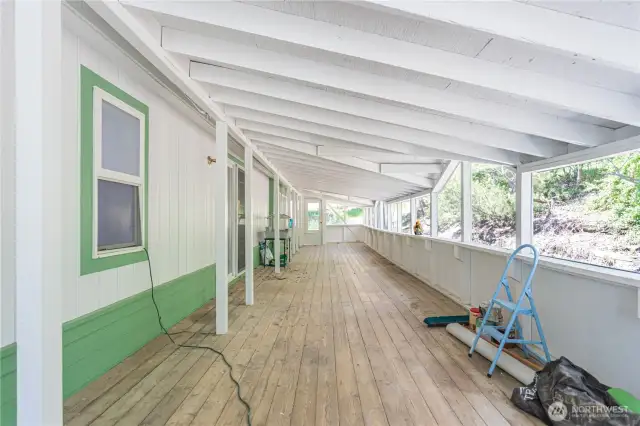 520 sf screened porch