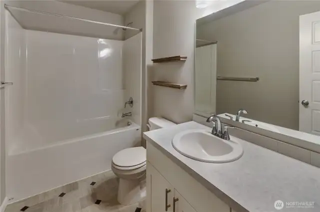 Upstairs full guest bathroom
