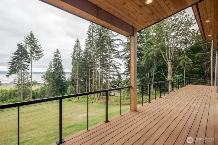 Covered Deck area w/propane BBQ hook up