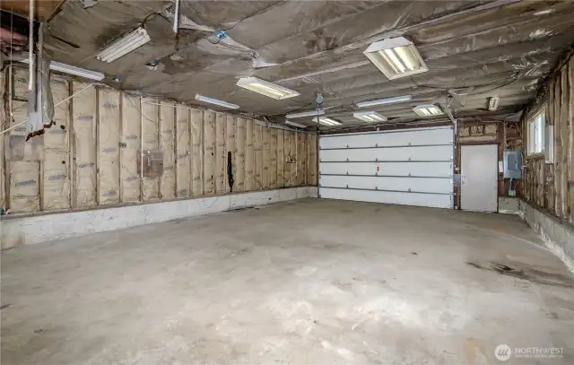 Huge 24 x 40 garage (960 sq ft) with 220V.