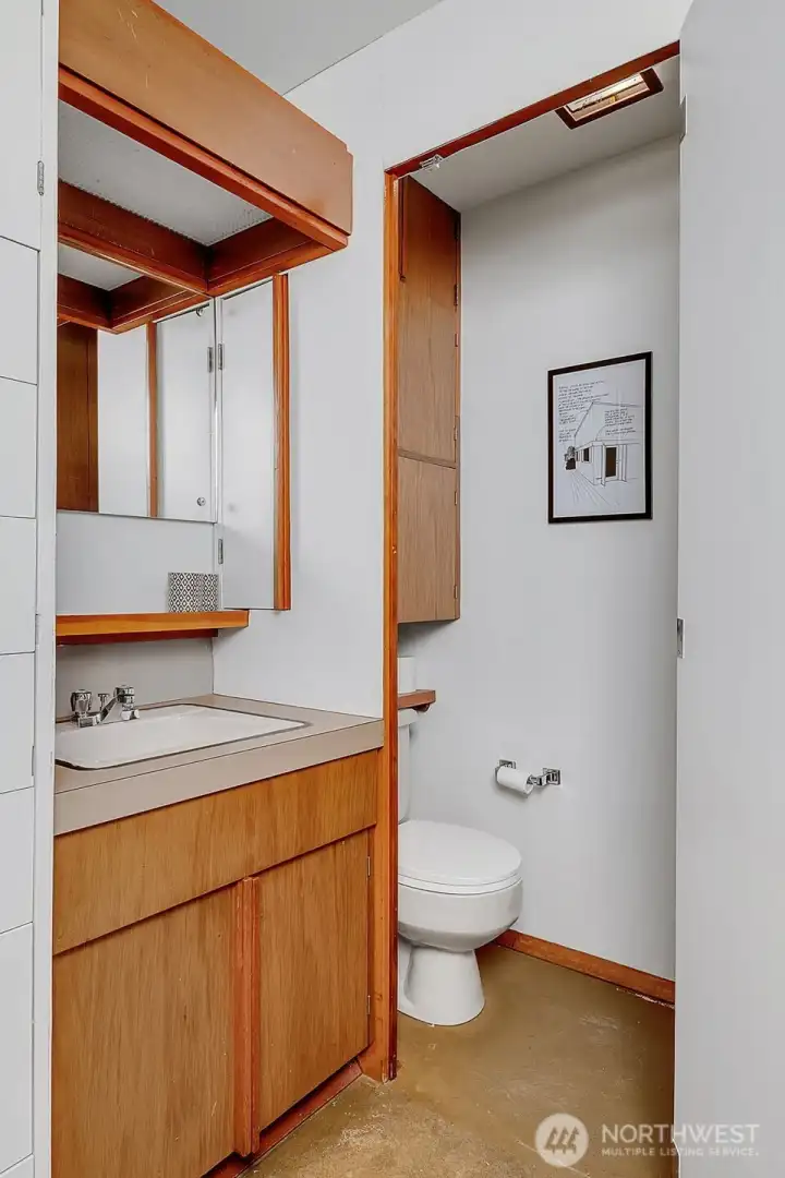 Half bathroom in the primary suite