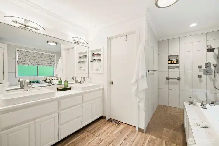 Double vanity in primary bedroom