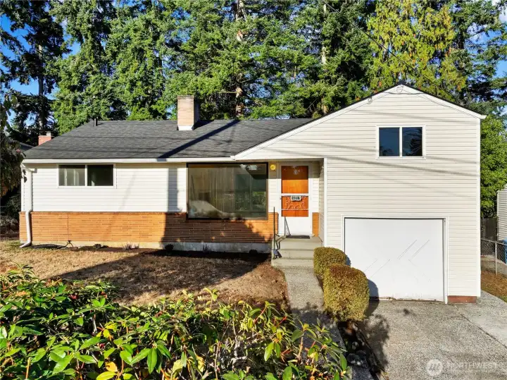 Chariming Wallingford Ave home with brand new roof!