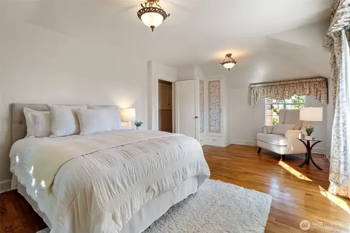 2nd bedroom on upper level . ..