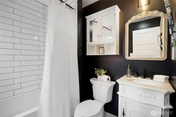 Main floor full bathroom