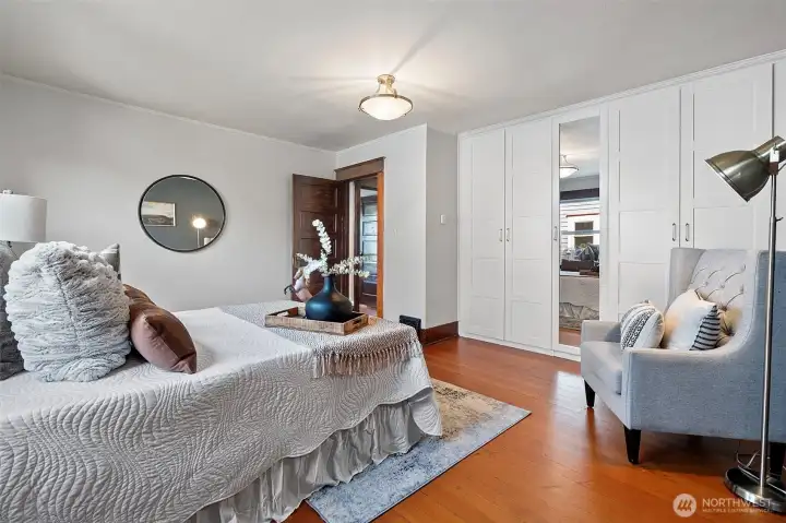 2/4 beds, with custom closet system