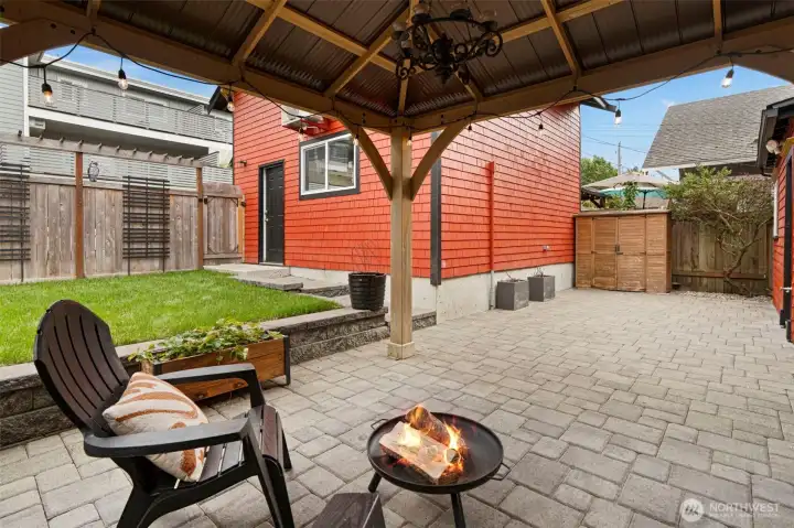 Outdoor seating area, pergola stays