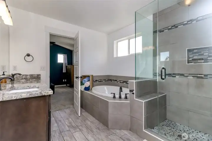 Large bathroom in Primary Bedroom w/shower and tub