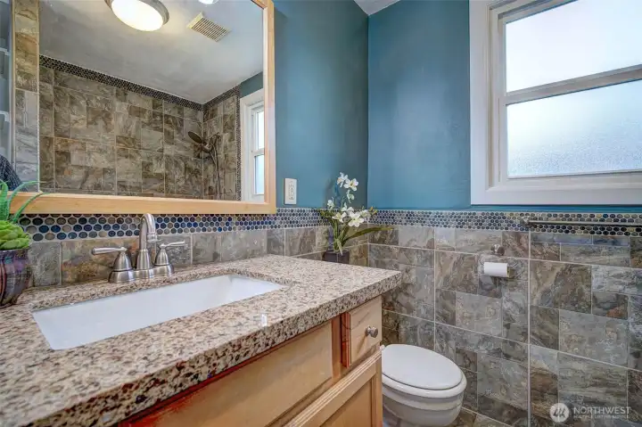 Fully remodeled main floor bath