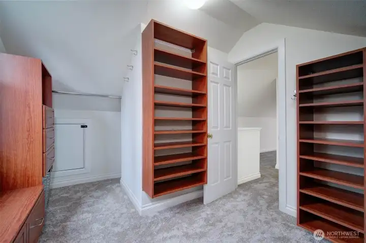 Walk-in has built in shelving