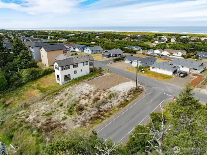 Quiet neighborhood, close to golf course and walks on the beach.