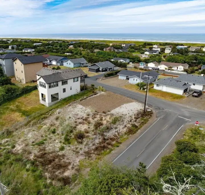 Amazing views, great neighborhood, close to shopping and restaurants.