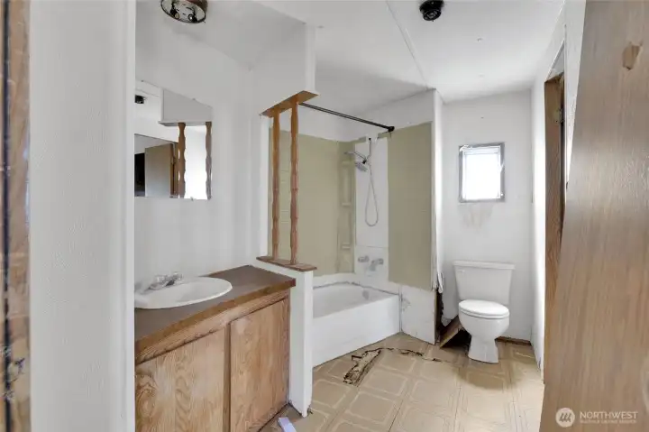 Full bathroom in the single-wide trailer. Needs work but could be liveable again if you put your mind to it!