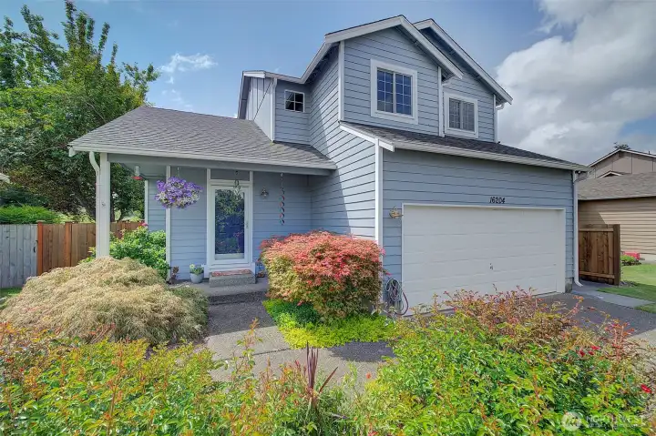 Attractive curb appeal with inviting front yard landscaping and welcoming entry. Attractive curb appeal with inviting front yard landscaping and welcoming entry.