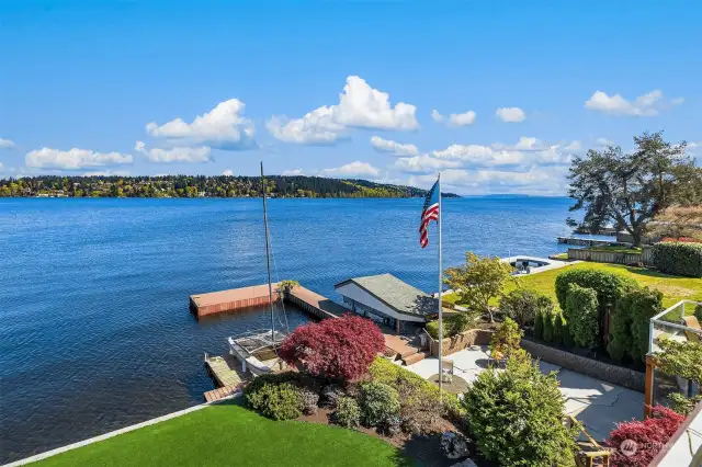Steeped in local history, the owners enjoyed the iconic rowing traditions of “The Boys in the Boat" for over half a century, creating cherished Northwest memories right at your doorstep. Grandfather astro turf lawn makes easy maintenance throughout the year!